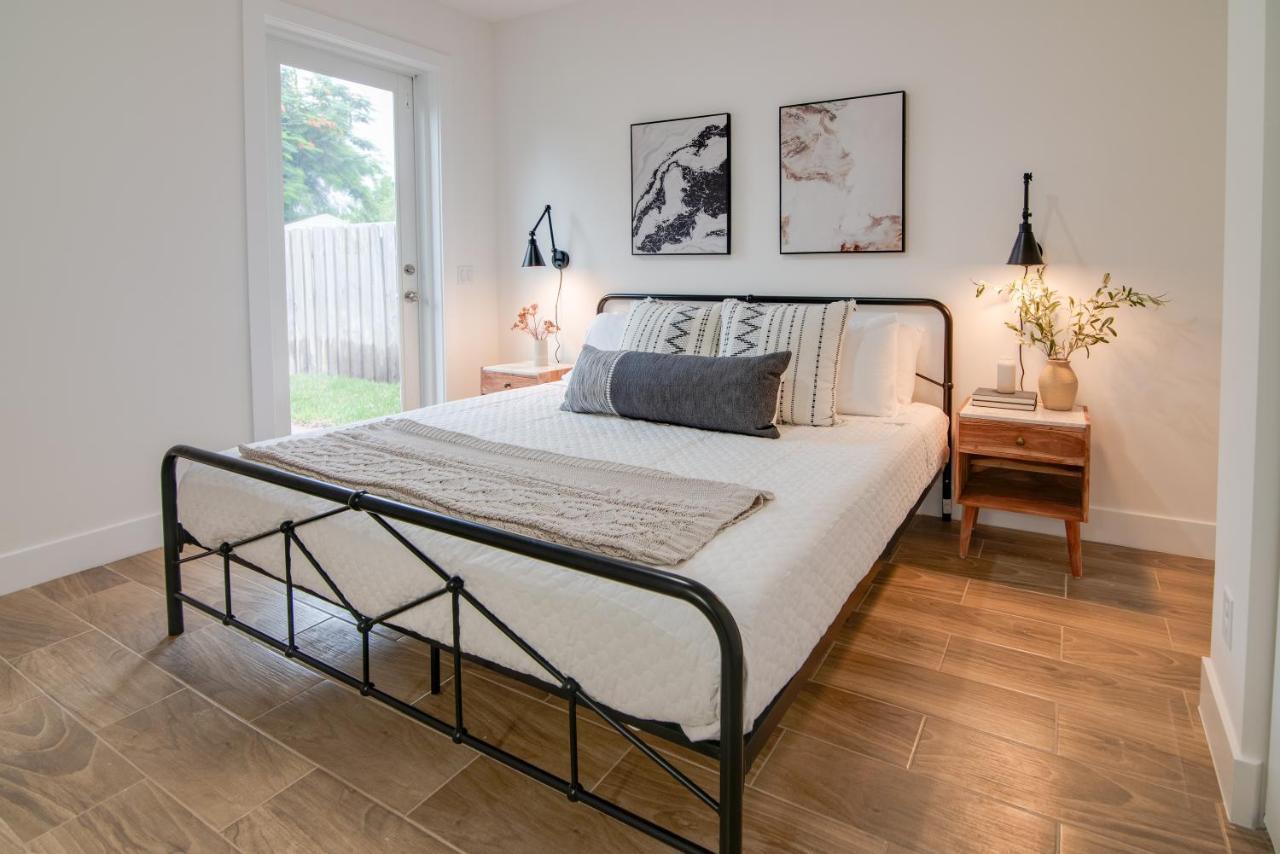 Private Cottage - King Beds, Brand New, Near Beach, Golfing, Shopping & Restaurants Lake Worth Beach Esterno foto