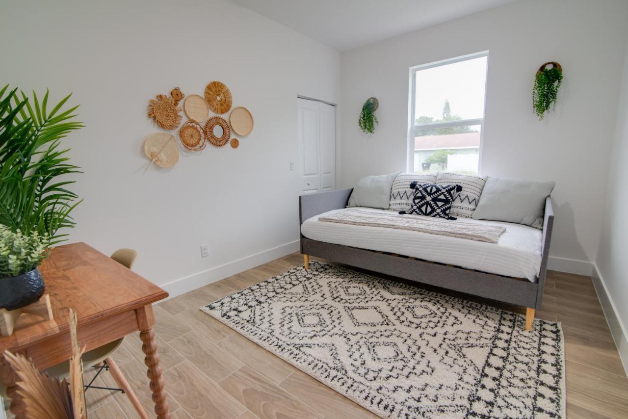 Private Cottage - King Beds, Brand New, Near Beach, Golfing, Shopping & Restaurants Lake Worth Beach Esterno foto