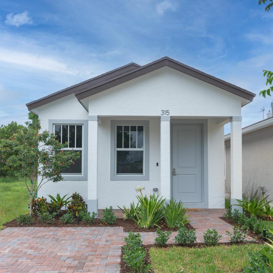 Private Cottage - King Beds, Brand New, Near Beach, Golfing, Shopping & Restaurants Lake Worth Beach Esterno foto